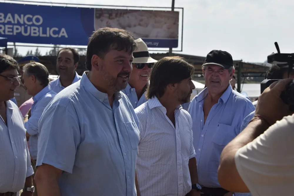 Adrián Peña junto a Luis Lacalle Pou, recorriendo el predio de la Fiesta del Pollo y la Gallina.