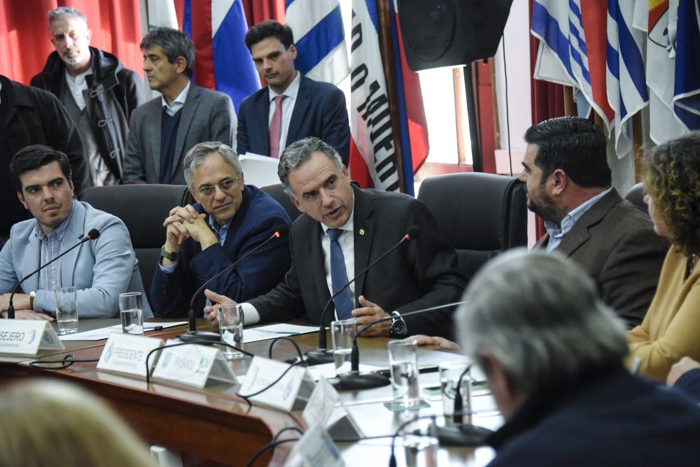 20250730 Emiliano Soravilla, Ricardo Arim, Yamandu Orsi, Nicolás Olivera. Congreso de Intendentes y Poder Ejecutivo acuerdan transferencias para el quinquenio.