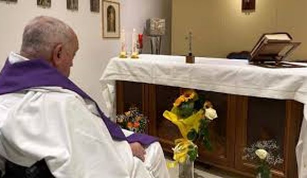 El Papa Francisco fotografiado en la capilla del hospital Gemelli de Roma