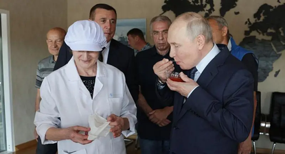 El presidente de Rusia, Vladímir Putin, prueba caviar durante su visita a Iturup, conocida en Japón como Etorofu.
