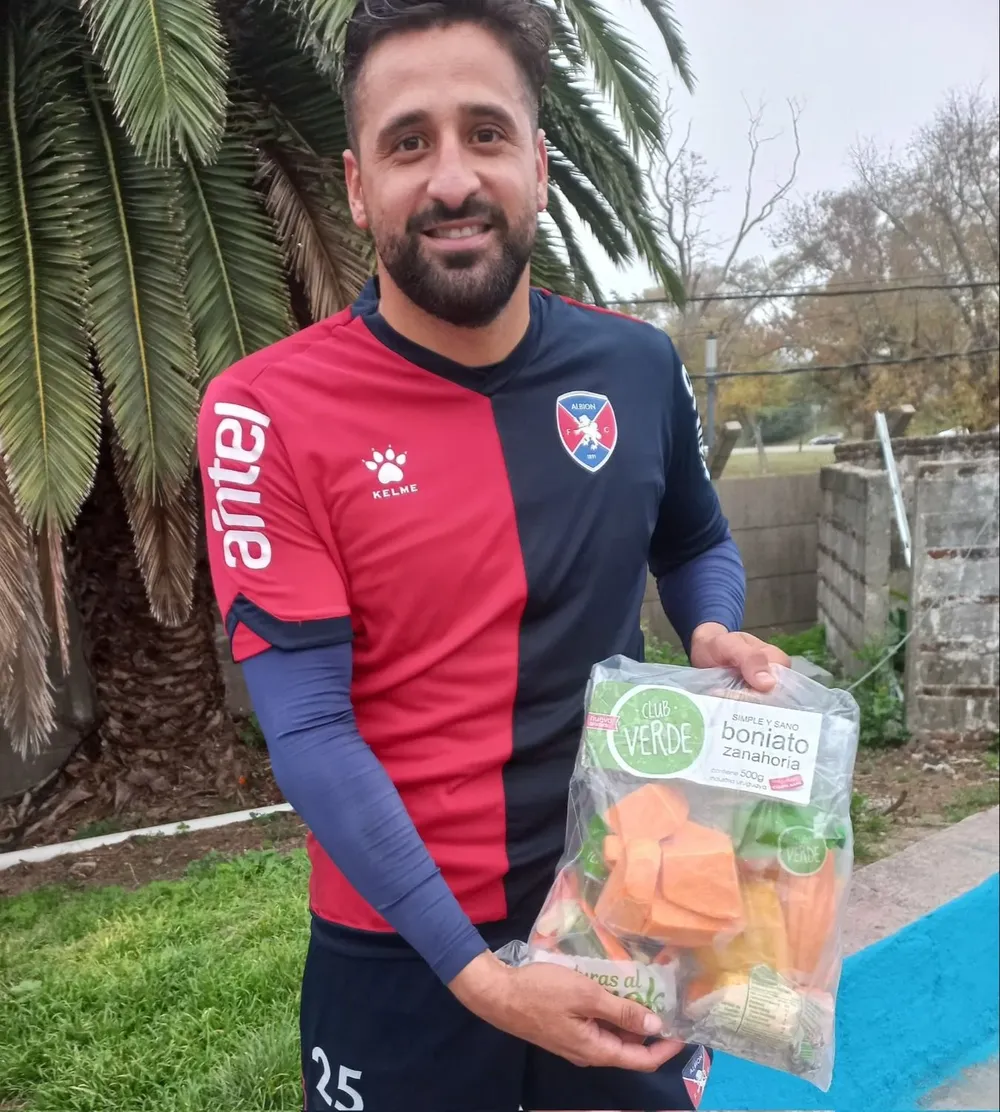 Maxi Callorda con el premio que entrega Rumbo al Ascenso, que fue noticia en Argentina