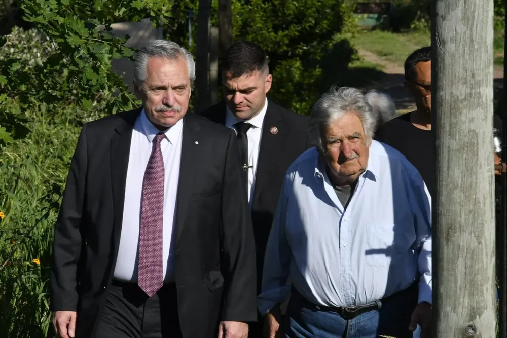 Alberto Fernández con José Mujica en la chacra