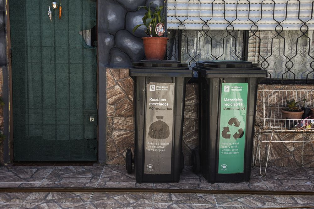 Contenedores domiciliarios (para residuos mezclados y reciclables) en Santiago Vázquez