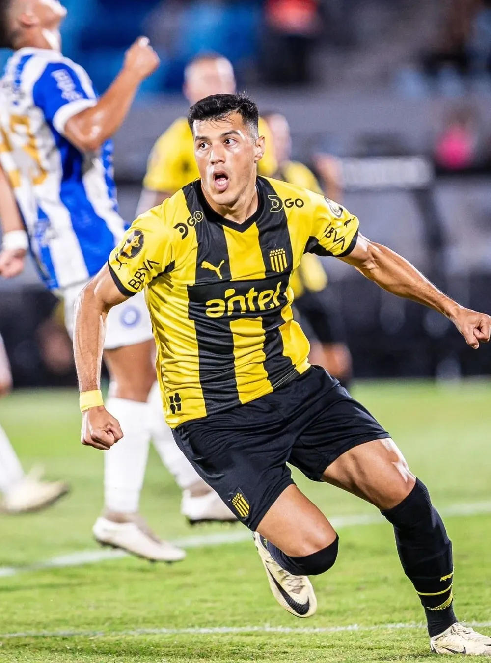 Leonardo Sequeira anotó el transitorio empate de Peñarol en la primera pelota que tocó