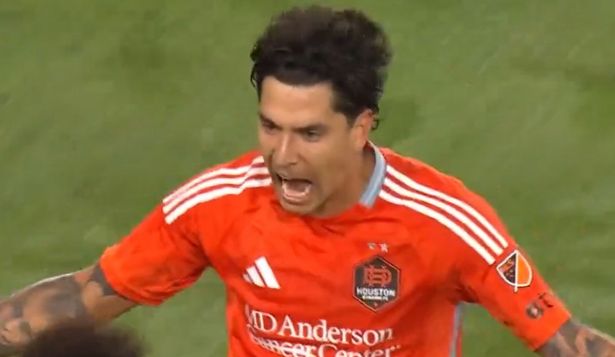 Franco Escobar festeja un gol para Houson Dynamo de la MLS