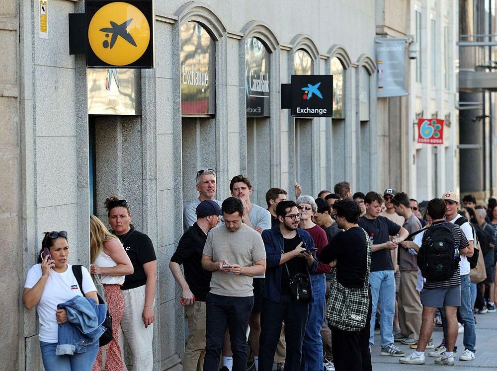 Mucha gente acudió a los cajeros operativos para sacar dinero, ya que las transacciones con tarjeta se interrumpieron.