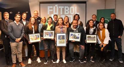 Todos los premiados con quienes entregaron los galardones en la primera edición de Fútbolx100 Femenino