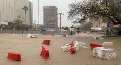 Las fuertes trombas de agua y granizo que se registran este miércoles en Málaga dejaron inundaciones. EFE