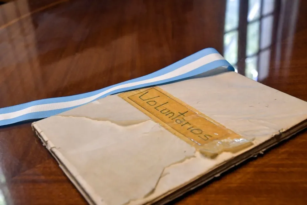 Cuaderno en el que se anotó a algunos de los voluntarios uruguayos