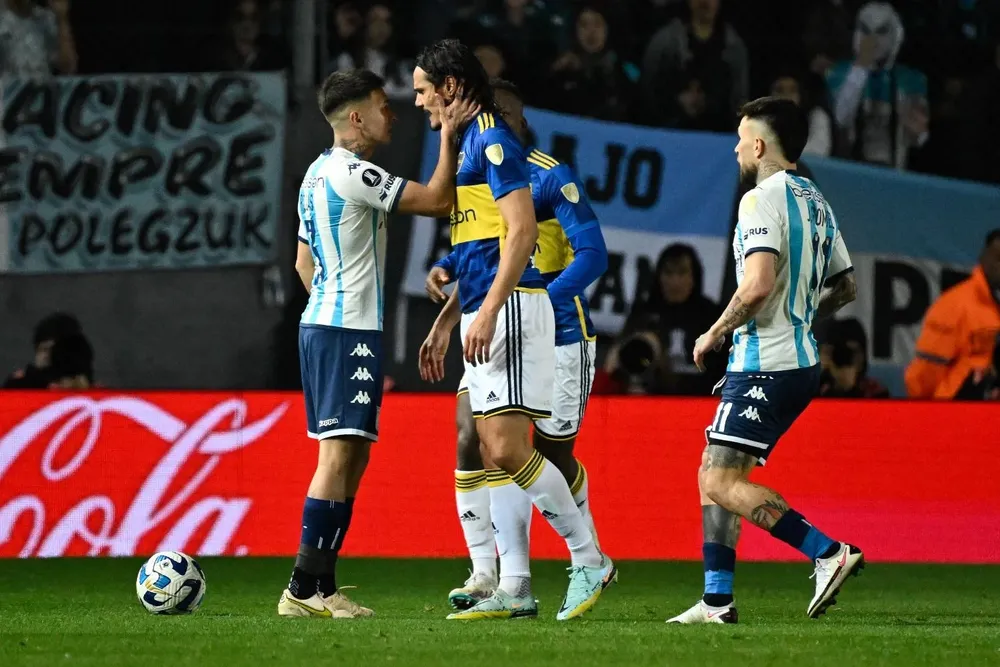 Gabriel Rojas toma del cuello a Edinson Cavani