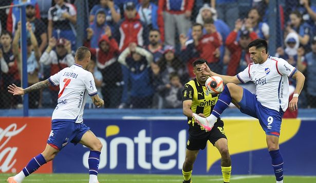 Maximiliano Gómez de Nacional ante Maximiliano Olivera de Peñarol en la final de la Liga AUF Uruguaya