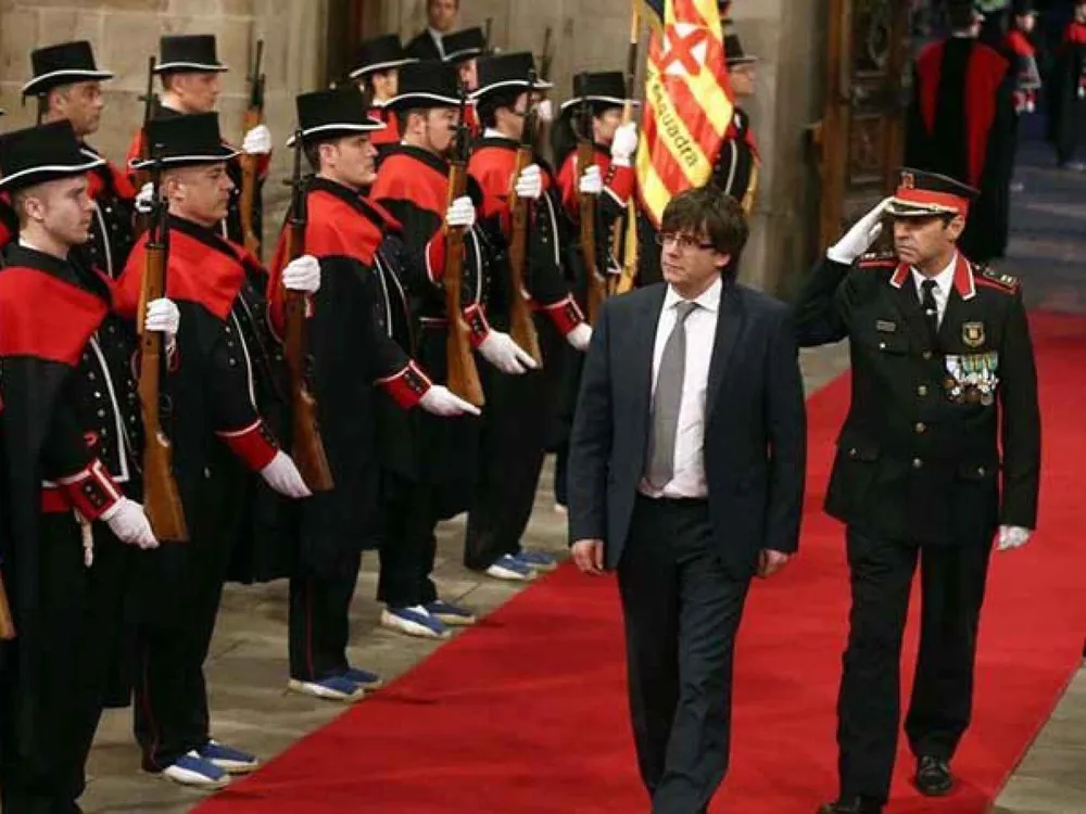Carles Puigdemont saluda a los Mossos d´Esquadra