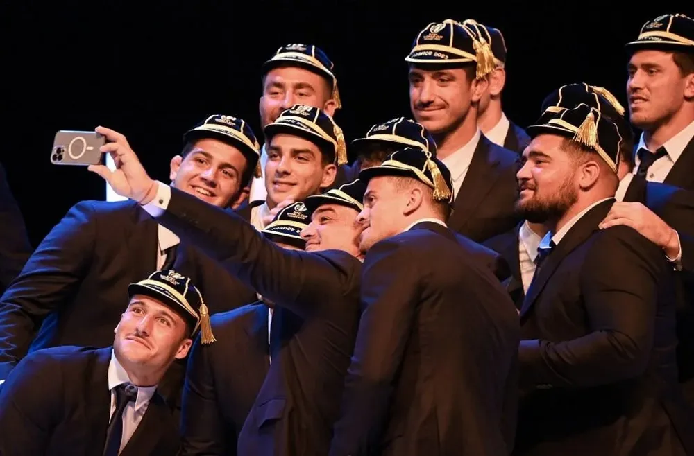 Los Pumas en su ceremonia de bienvenida a Francia