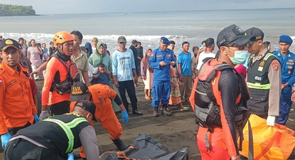 Los equipos de rescate de Indonesia, con una de las víctimas recuperadas del naufragio. (INDONESIAN NATIONAL SEARCH AND RESCUE AGENCY / HANDOUT- EFE)