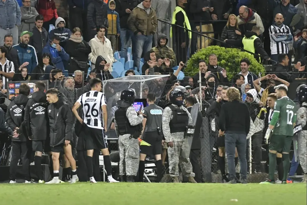 Tensión en la cancha y en el palco del Viera