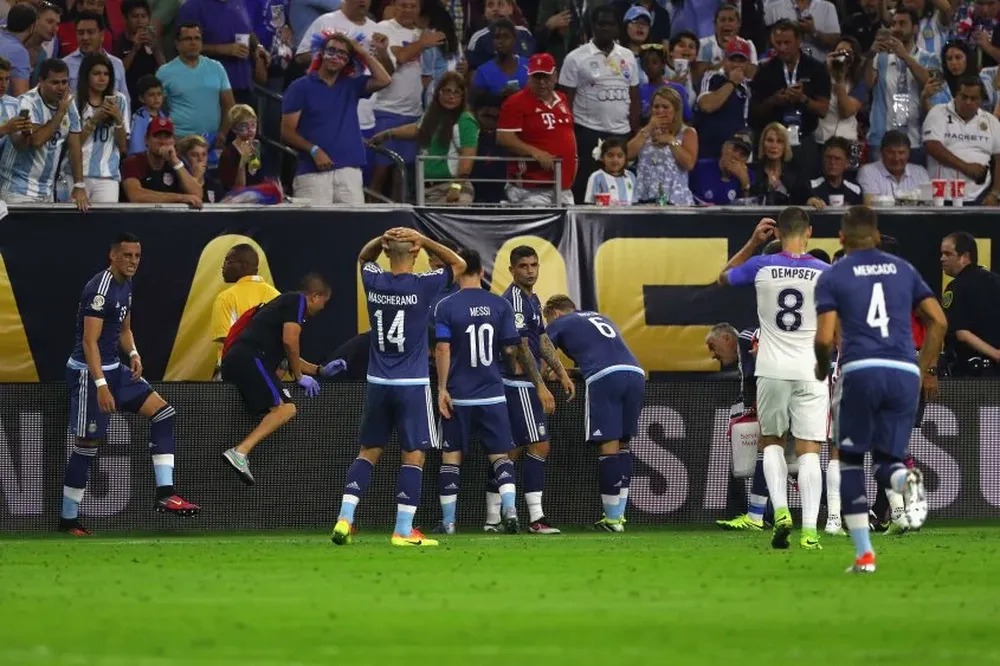 Así reaccionaron los jugadores tras el golpazo de Lavezzi