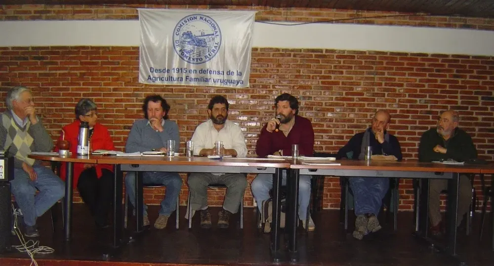 Mesa que presidió el cierre del encuentjro de la Comisión Nacional de Fomento Rural en Paysandú