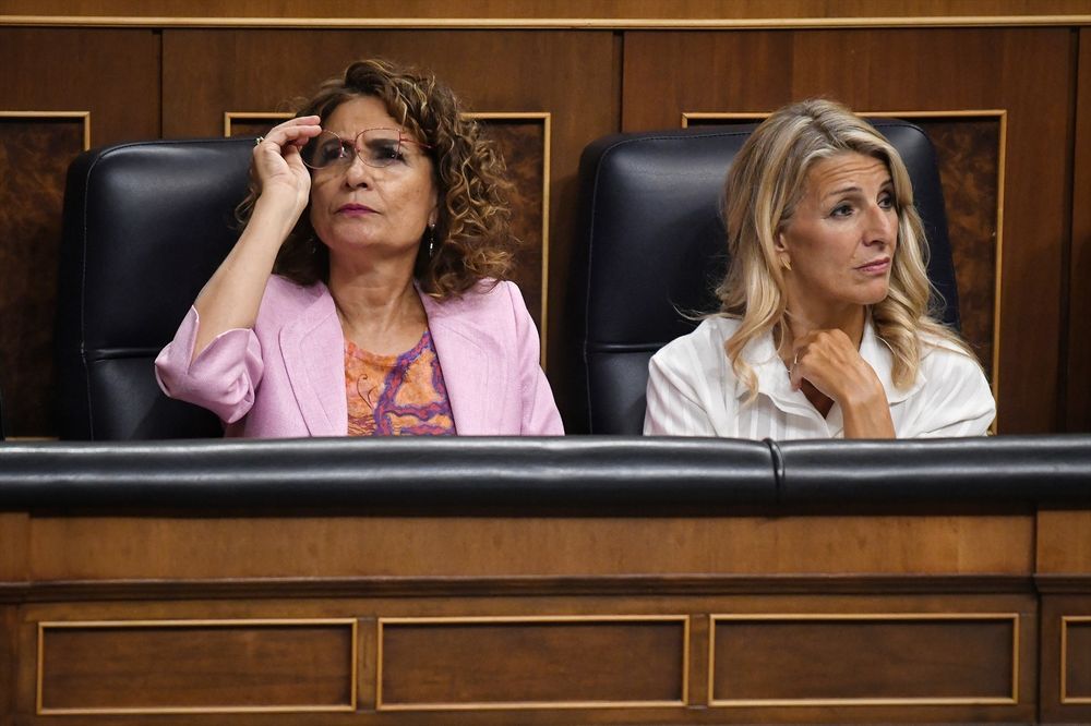 La ministra de Hacienda, María Jesús Montero y la ministra de Trabajo, Yolanda Díaz, en una sesión plenaria del Congreso. EUROPA&nbsp; PRESS