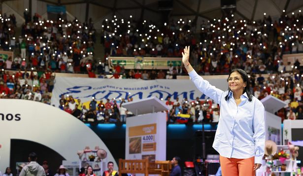 Transición a la democracia o reacomodo chavista: ¿qué está haciendo Delcyping en Venezuela?