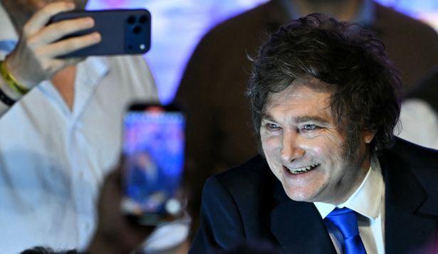 Javier Milei durante las celebraciones en el búnker de La Libertad Avanza.