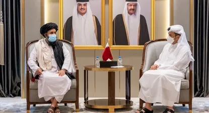 El líder talibán, Abdul Ghani Baradar (izda.) permanecía en Doha antes de regresar a Afganistán