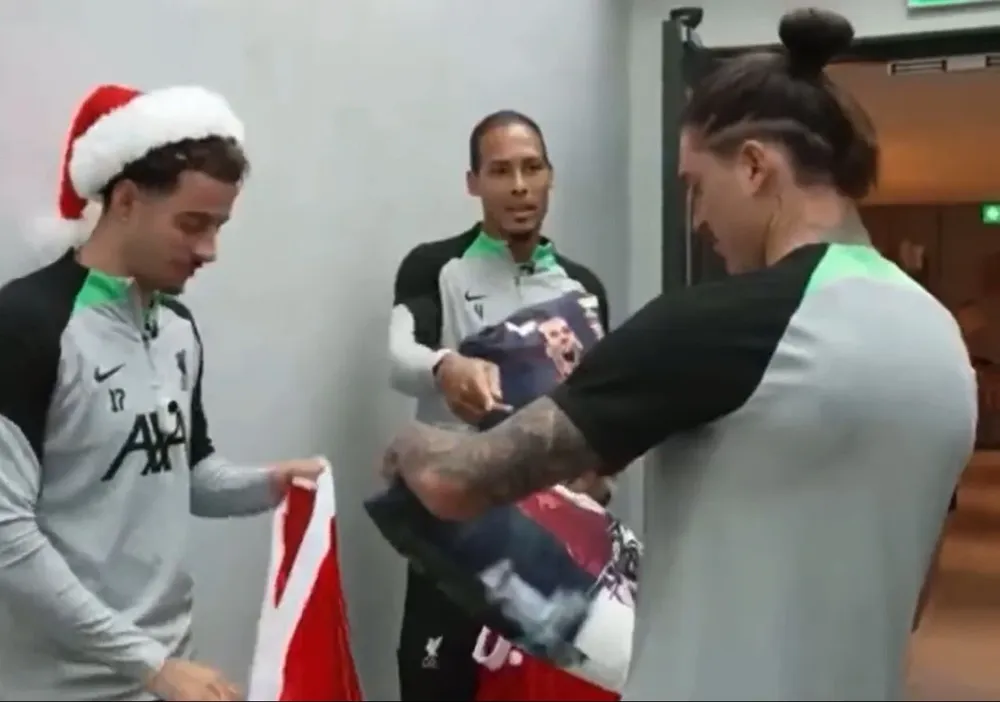 Darwin recibe un regalo de sus compañeros