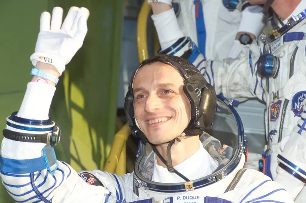 Duque saluda minutos antes de subir al Soyuz TMA-3 que lo llevó a la Estación Espacial Internacional en 2003