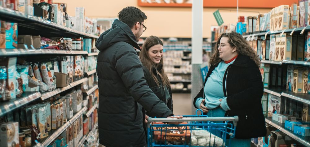 Productos de lujo fuera del alcance: la realidad de los salarios mínimos en Estados Unidos.  