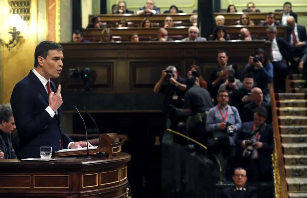 Pedro Sánchez buscó seducir a los parlamentarios con ofertas de reforma