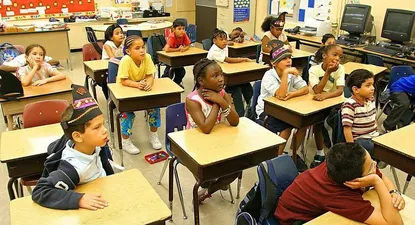 La junta educativa del estado de Florida aprobó un nuevo plan de estudio para niños de preescolar, primaria y secundaria.