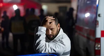 Un hombre se lamenta durante las tareas de rescate en la mina