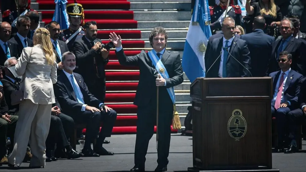 El presidente Javier Milei en las escalinatas del Congreso, el día de su asunción. Esta noche deberá hablar dentro del recinto, ante los diputados y senadores