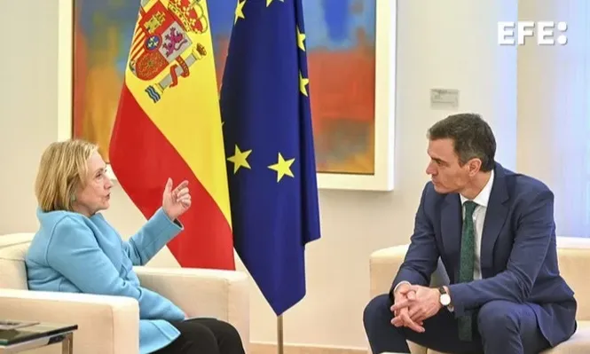 Pedro Sánchez recibe por segunda vez a Hillary Clinton para tratar la agenda internacional