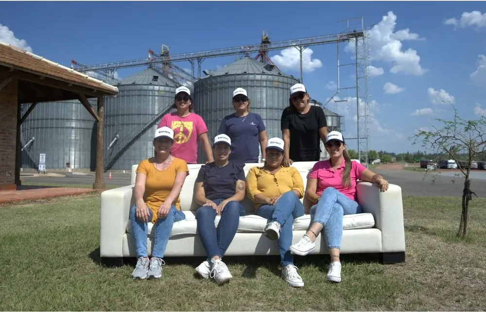 Las siete jefas de hogar que aprendieron a manejar camiones para la carga de producción agrícola.