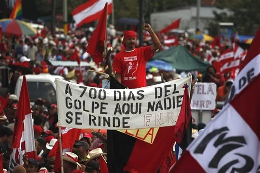 Los partidarios de Zelaya aguardan en Tegucigalpa