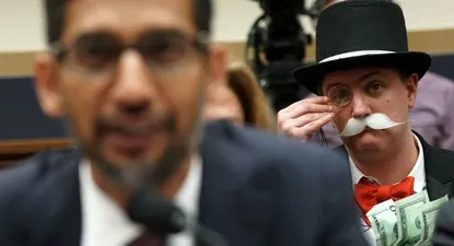 el hombre del monopoly: el personaje que provoca a ejecutivos de facebook y google