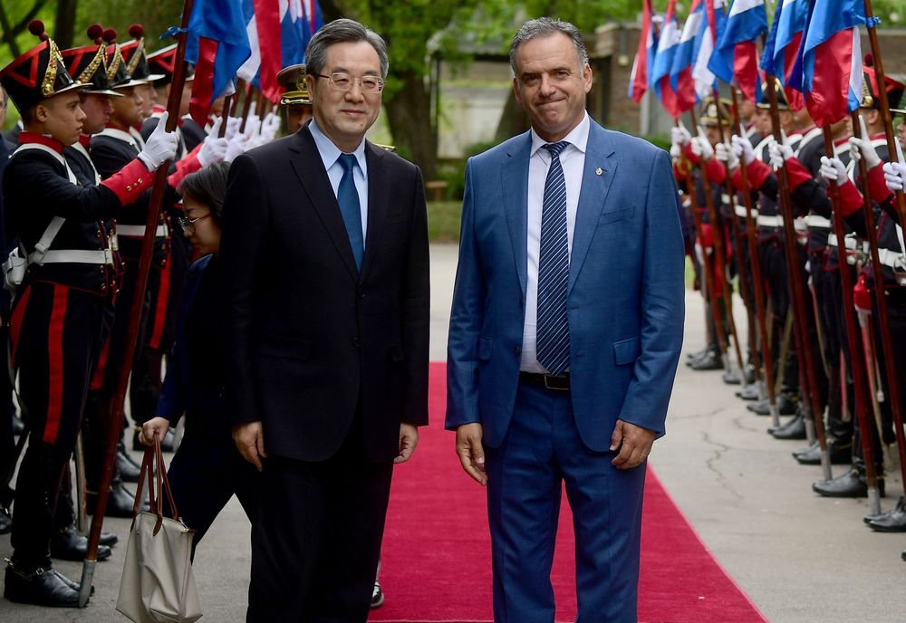 El presidente Yamandú Orsi junto al viceprimer ministro de China, Ding Xuexiang