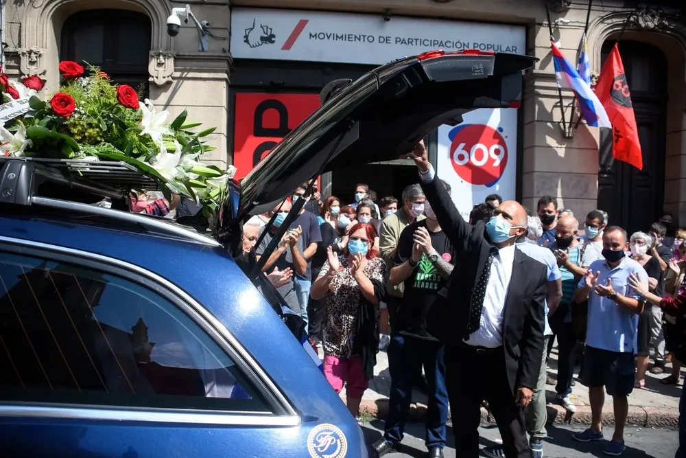 La despedida de Bonomi continúa en el Palacio Legislativo.