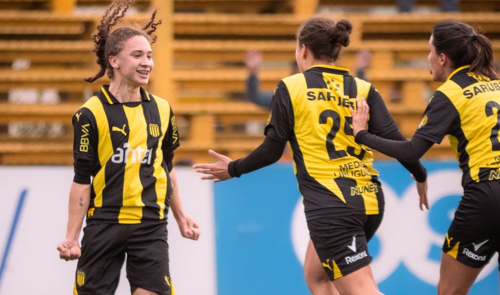 Micaela Domínguez de Peñarol, celebra su gol para el empate contra Nacional en el clásico de fútbol femenino Micaela Domínguez de Peñarol, celebra su gol para el empate contra Nacional en el clásico de fútbol femenino