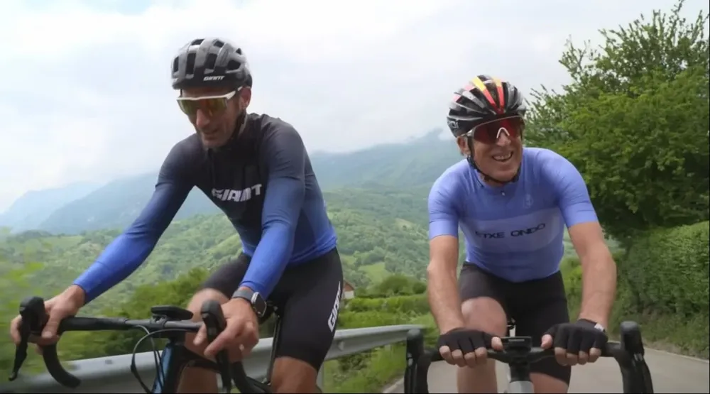 Lionel Scaloni con Pedro Delgado subiendo el Angliru Lionel Scaloni con Pedro Delgado subiendo el Angliru