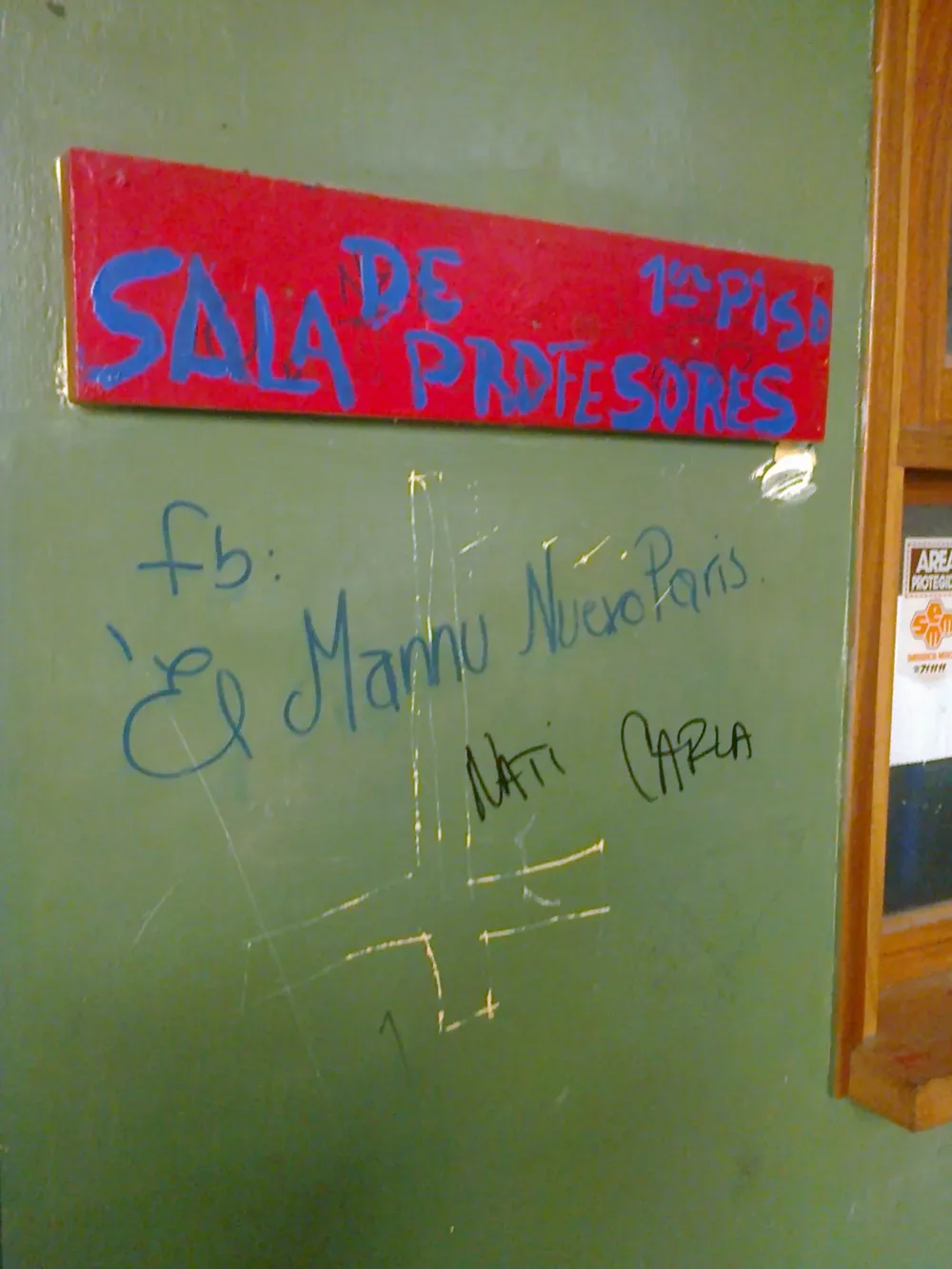 Ingreso a la sala de profesores del Liceo 16.