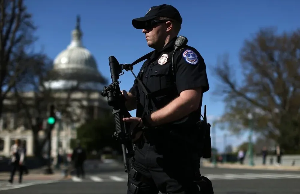 Policías armados en las inmediaciones del edificio del Capitolio en Washington