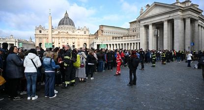 Fieles llegan a la Plaza de San Pedro donde despidieron al papa Francisco. EFE