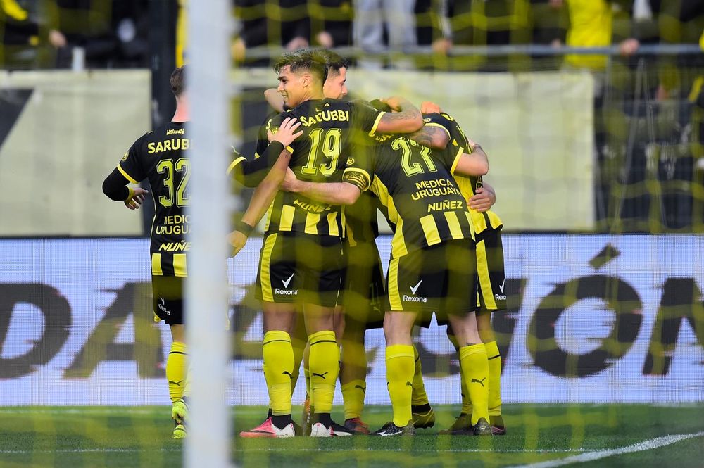 Peñarol celebra el gol de Eduardo Darias ante boston River