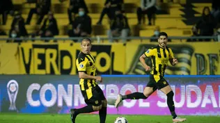 Gargano con la pelota, Juan Ramos y los hinchas en la platea