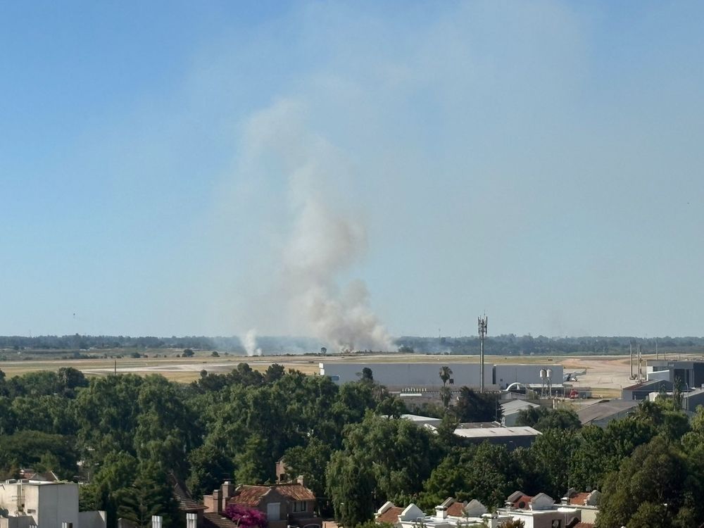 Incendio cerca del Aeropuerto de Carrasco
