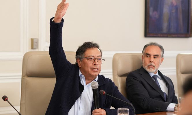 Gustavo Petro habla ante sus ministros al lado de Armando Benedetti, recién designado jefe de despacho y a quien se vincula con Papá Pitufo.