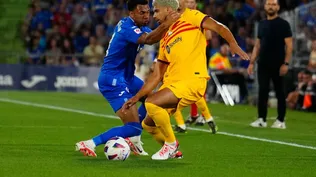 Duelo de uruguayos: Gastón Álvarez de Getafe, toma del cuello a Ronald Araujo de Barcelona