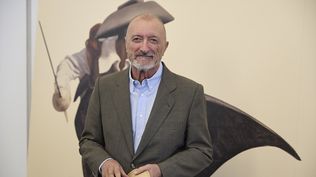 Arturo Pérez-Reverte presenta su nueva entrega del Capitán Alatriste, Misión en París