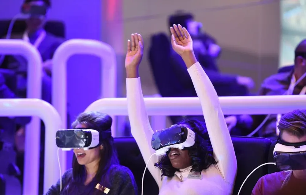 Visitantes del CES 2016 reaccionan al probar el visor de realidad virtual Samsung Gear VR